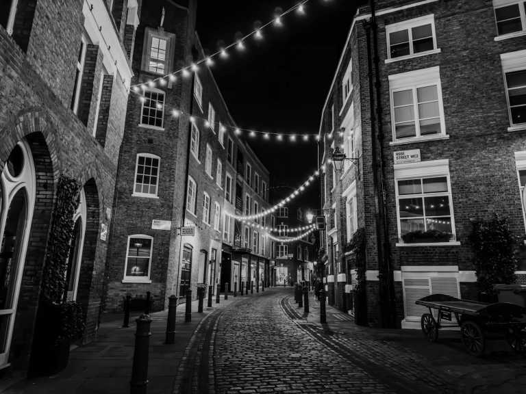 United Kingdom - Soho - Budget-friendly London city break! Have a cute, little English adventure in iconic London