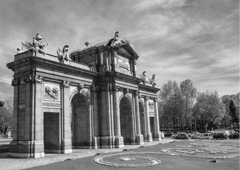 Spanien - Madrid - Experience the Best of Madrid, Spain: Savoring Tapas and Wine While Exploring the City's Streets