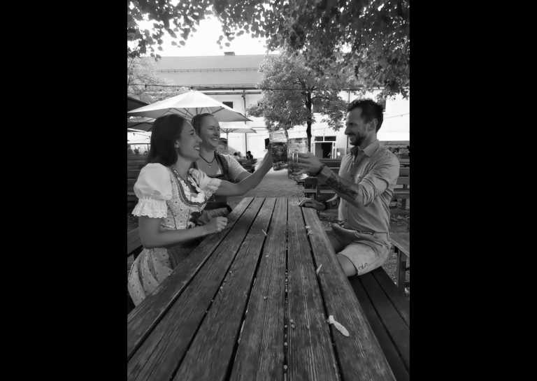 Deutschland - Biergarten Im Klosterhof - 🥨 München: Wiesn, Weißwurscht & Bayern-Feeling 🍻 - 1