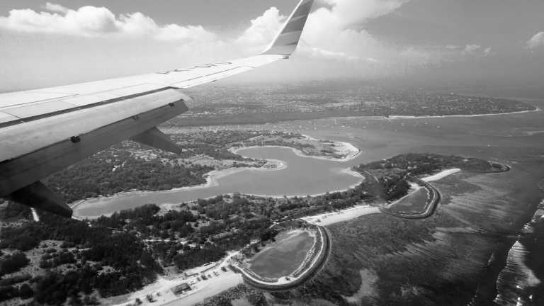 Indonesia - I Gusti Ngurah Rai International Airport - 𝗔𝗻𝘀𝘄𝗲𝗿 𝗕𝗮𝗹𝗶'𝘀 𝗖𝗮𝗹𝗹: 𝗬𝗼𝘂𝗿 𝗧𝗶𝗰𝗸𝗲𝘁 𝘁𝗼 𝘁𝗵𝗲 𝗘𝘅𝗼𝘁𝗶𝗰 𝗛𝗲𝗮𝗿𝘁 𝗼𝗳 𝗜𝗻𝗱𝗼𝗻𝗲𝘀𝗶𝗮! 🇮🇩🦜🎒
