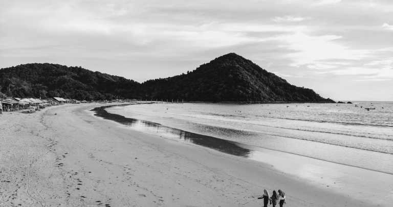 Indonesia - Tanjung Aan Beach - CoWorking trip in Lombok - Island Hopping, and travel like locals 🌊☀️