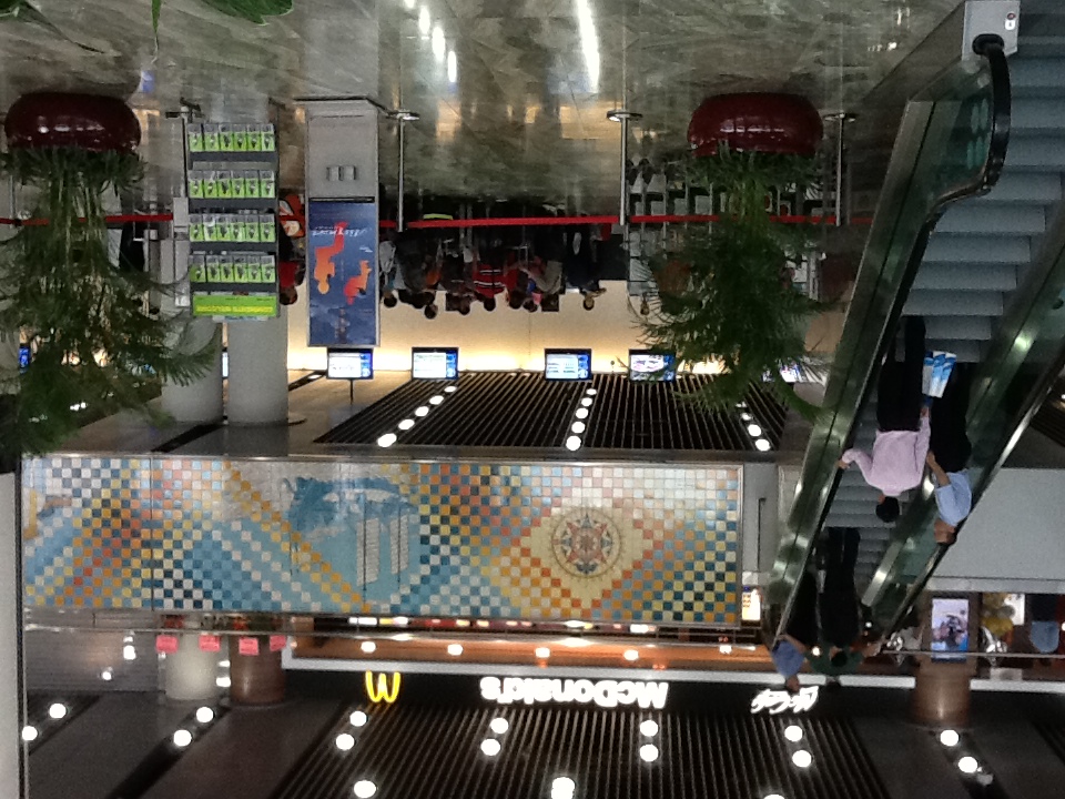 마카오공항 카운터와 맥도날드