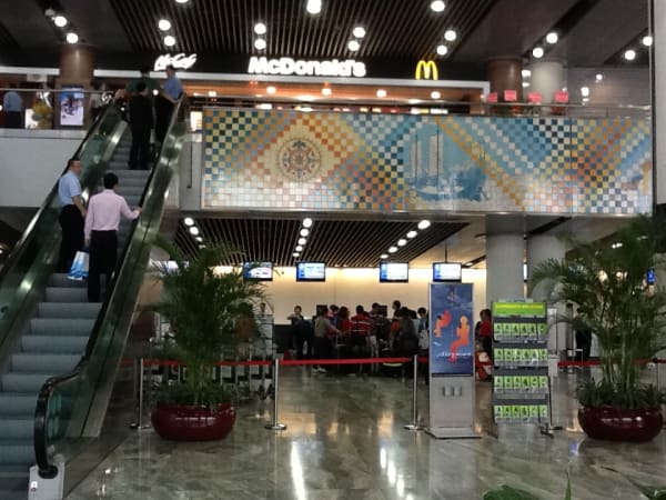 마카오공항 카운터와 맥도날드 1
