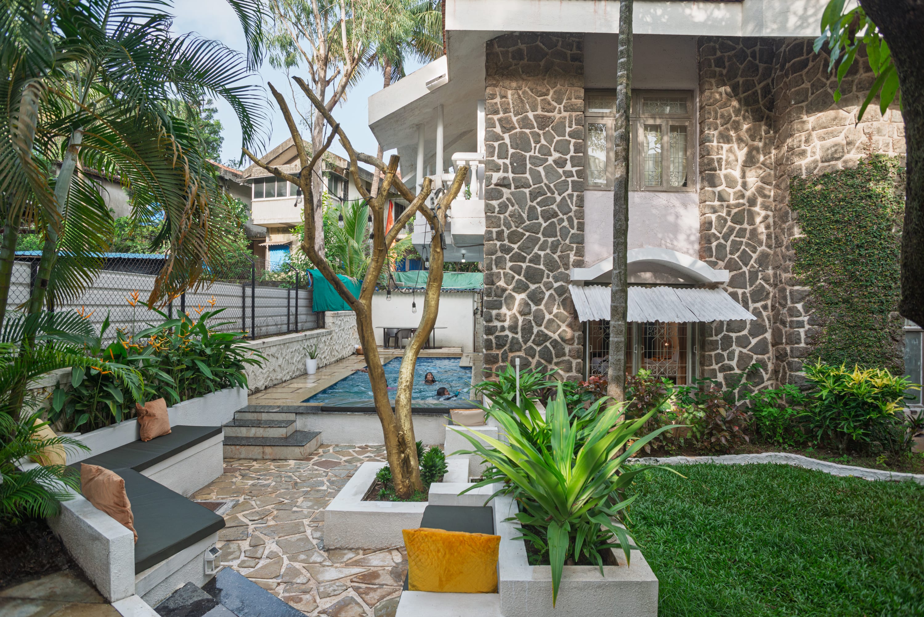 Villa Francis Lonavala - Beautiful landscaped garden with Western Ghats mountain views - Luxury villa rental in Maharashtra