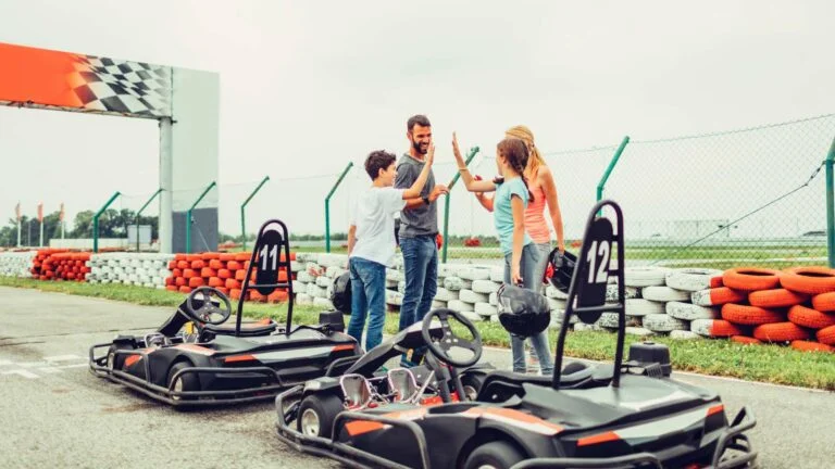 Karting en famille : comment organiser une sortie réussie