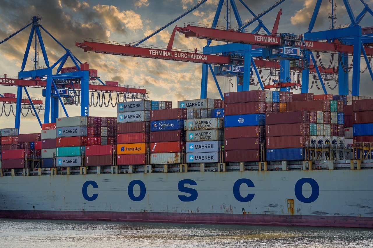 A logistics and traceability network illustrating how blockchain records each step of an agricultural supply chain from farm to consumer