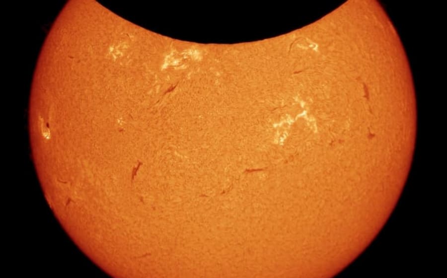 Osittainen auringonpimennys vetyalfaputkella kuvattuna