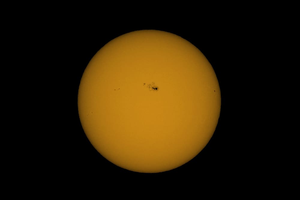 Aurinko kuvattuna 5.5.2025 aamulla korkealla taivaalla