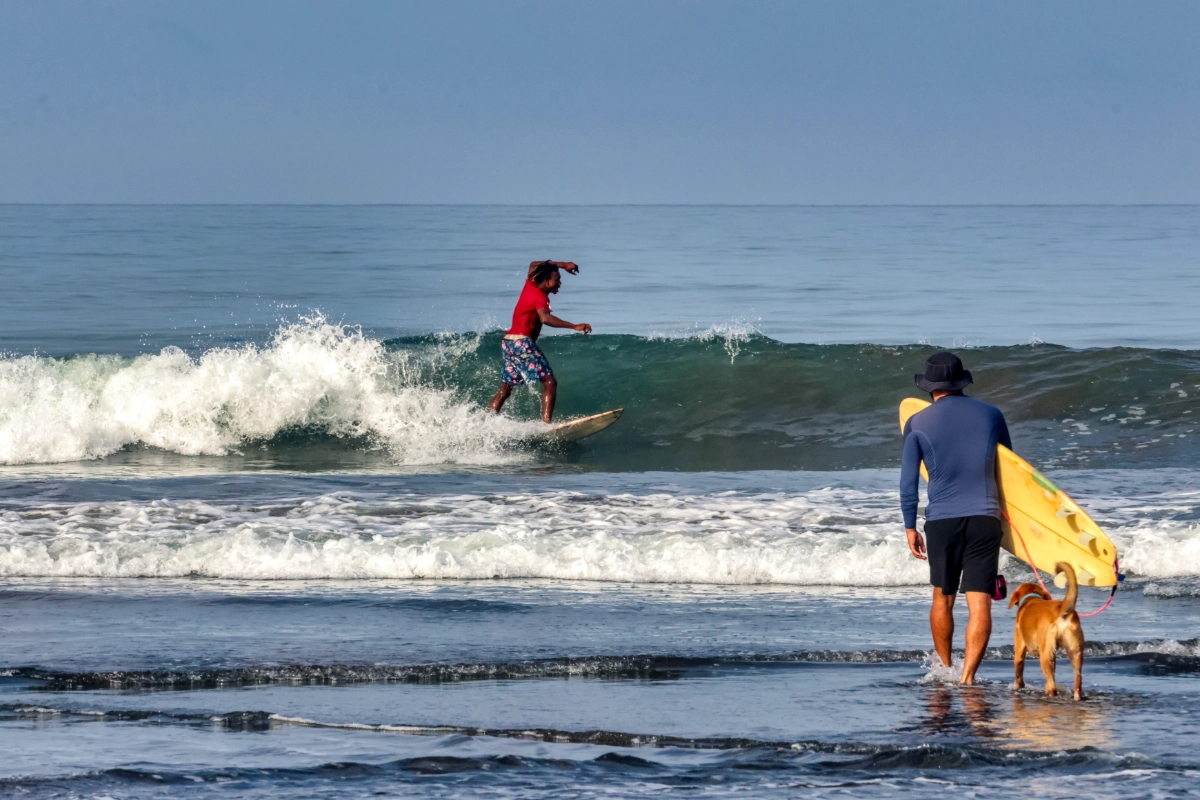 Hombre surfeando