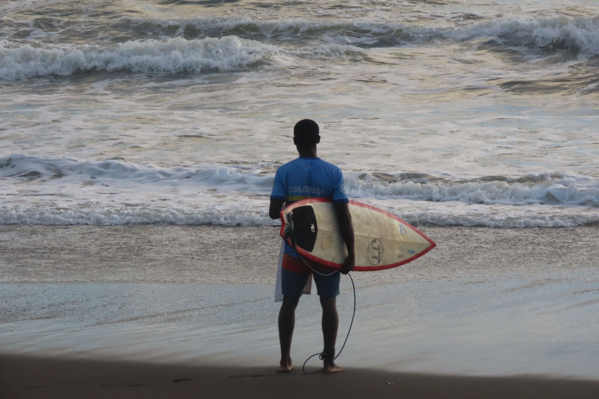 Hombre viendo las olas del mar