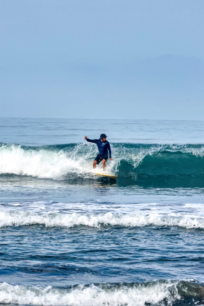 Hombre surfeando