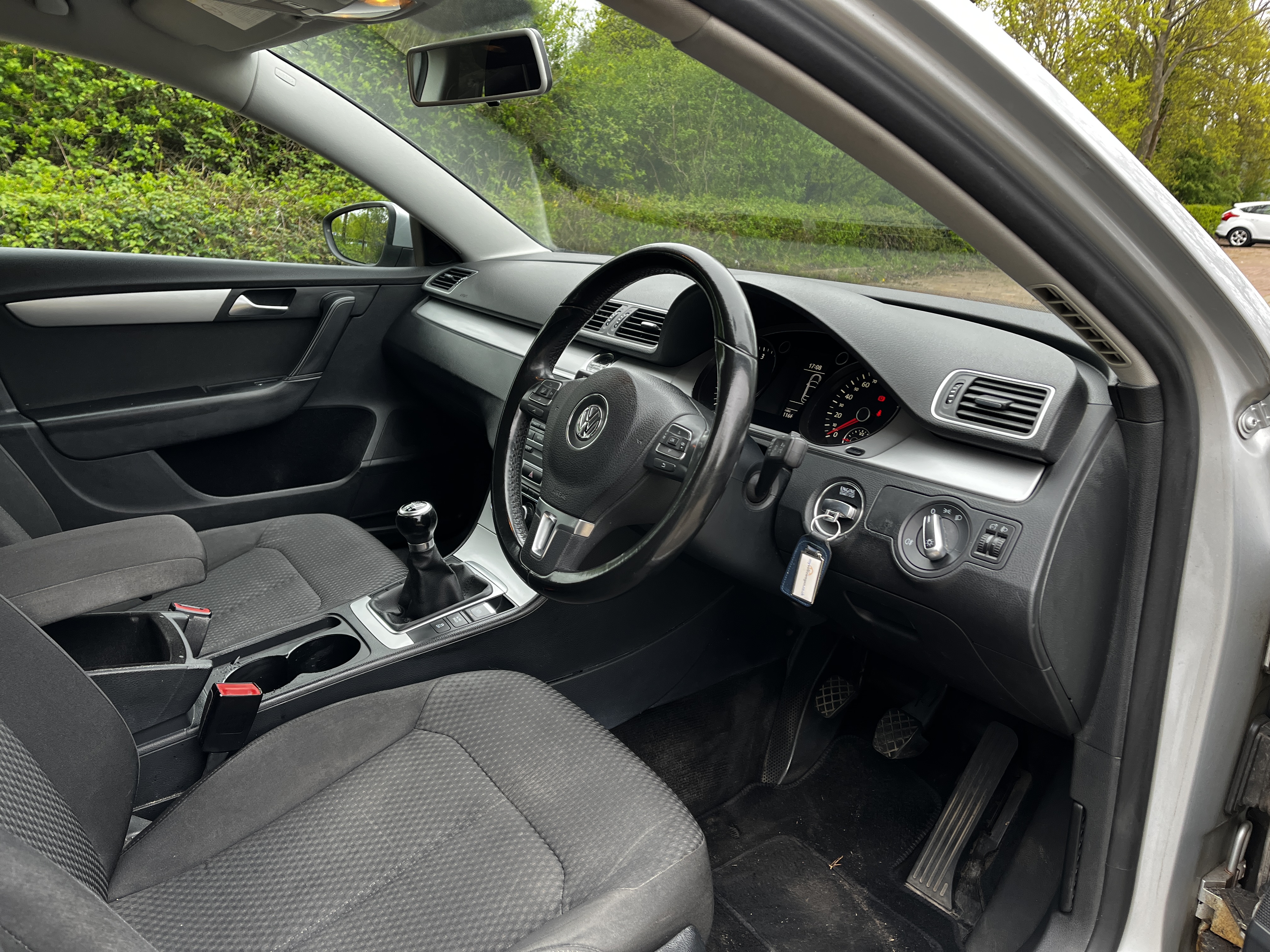 Volkswagen Passat - View 12