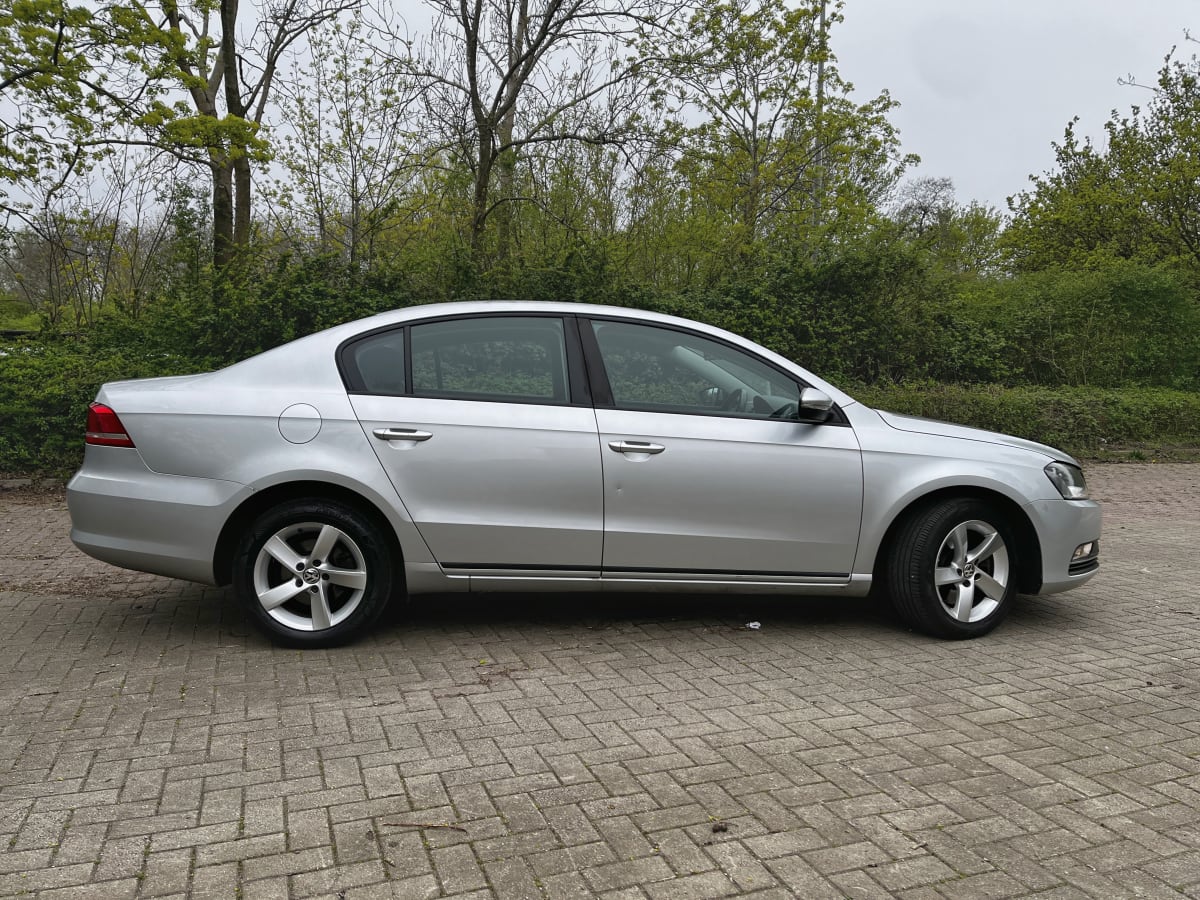 Volkswagen Passat - View 2