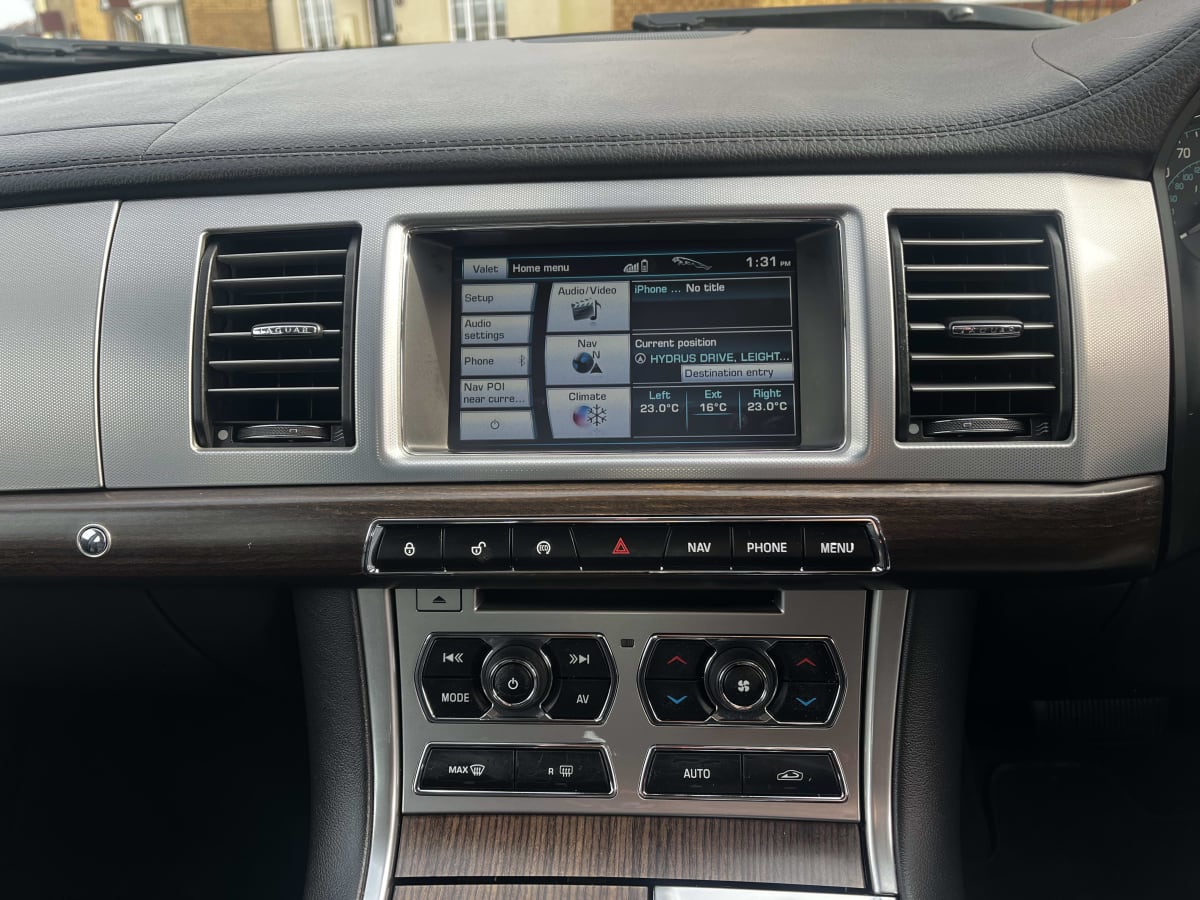 Jaguar XF - View 20