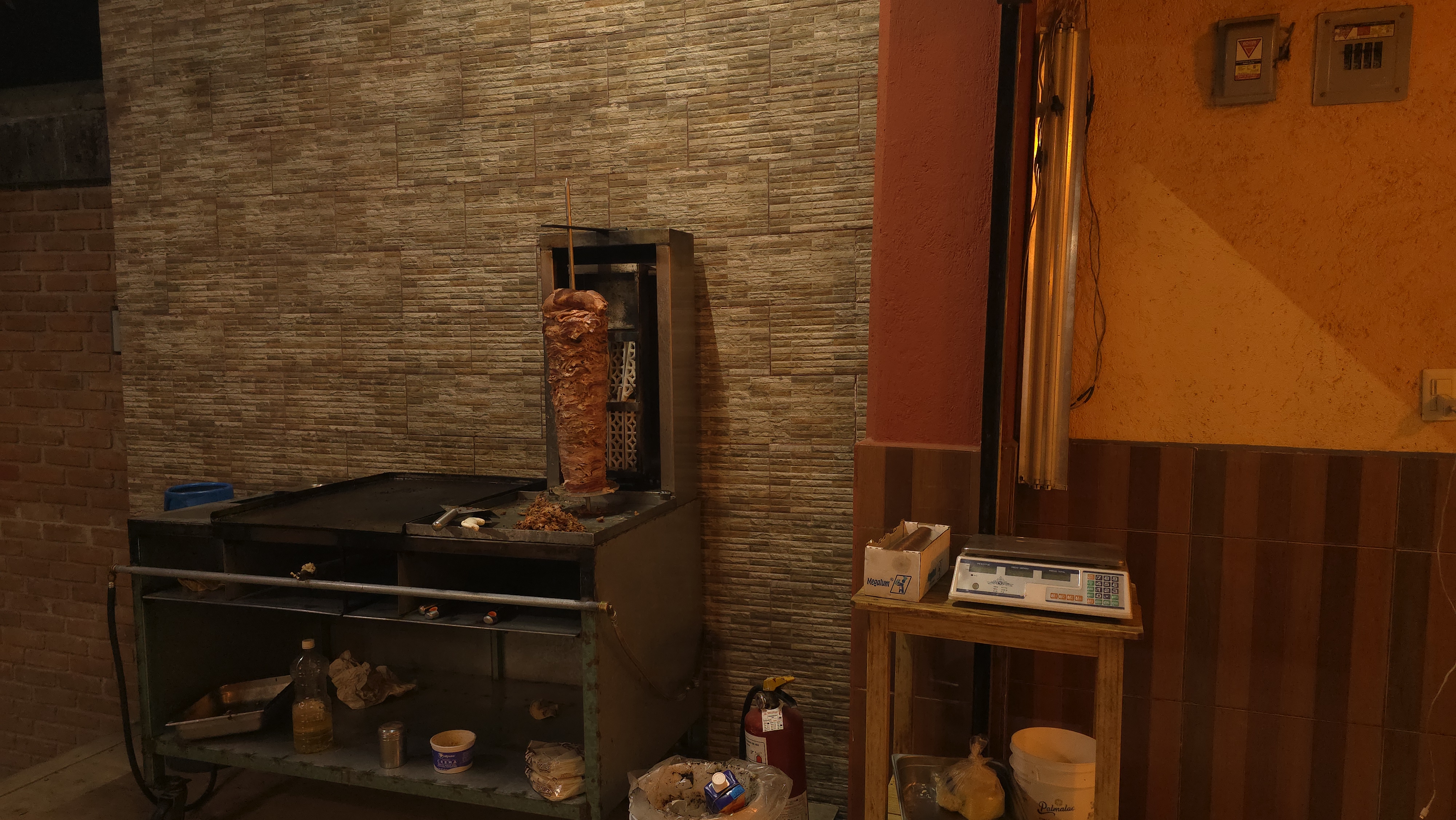 [Imagen del trompo de carne al pastor]