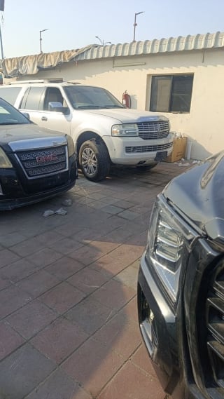 Lincoln Navigator (SUV) car for parts