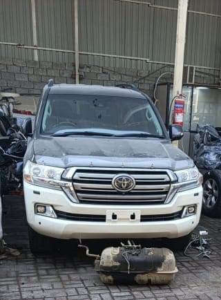 Toyota Land Cruiser 200 (SUV) car for parts