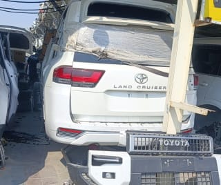 Toyota Land Cruiser (SUV) halfcut