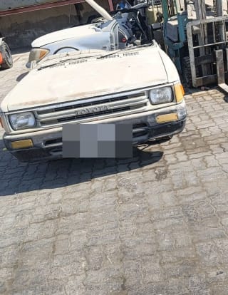 Toyota Hilux (pickup) halfcut
