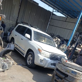 Toyota Land Cruiser 200 (SUV) car for parts