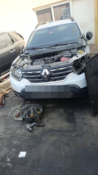 Renault Duster (SUV) car for parts
