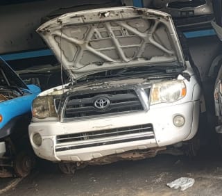 Toyota Tacoma (pickup) halfcut
