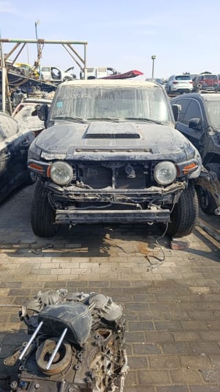 Toyota FJ Cruiser (SUV) car for parts