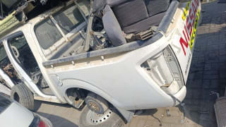 Nissan Navara (pickup) halfcut