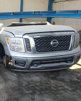 Nissan Titan (pickup) halfcut