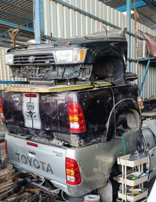 Toyota Hilux (pickup) halfcut