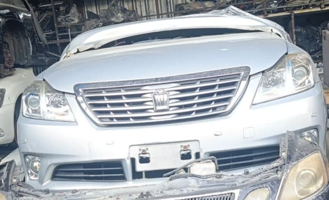 Silver Toyota Crown sedan front halfcut — bumper, chrome grille, headlights and hood, Sharjah market