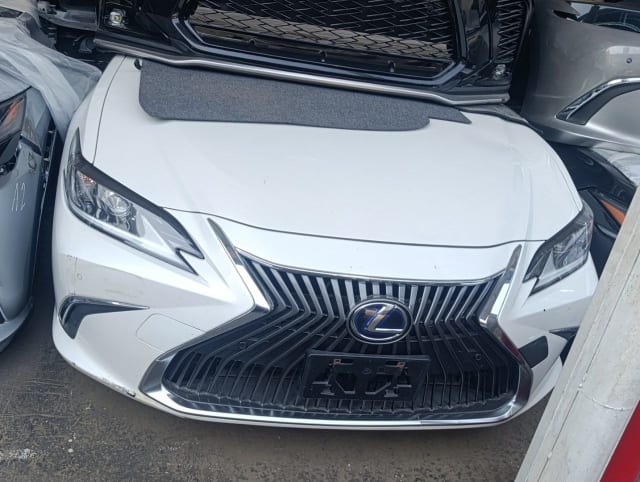White Lexus ES front cut — spindle grille, headlights, hood and bumper, Sharjah market