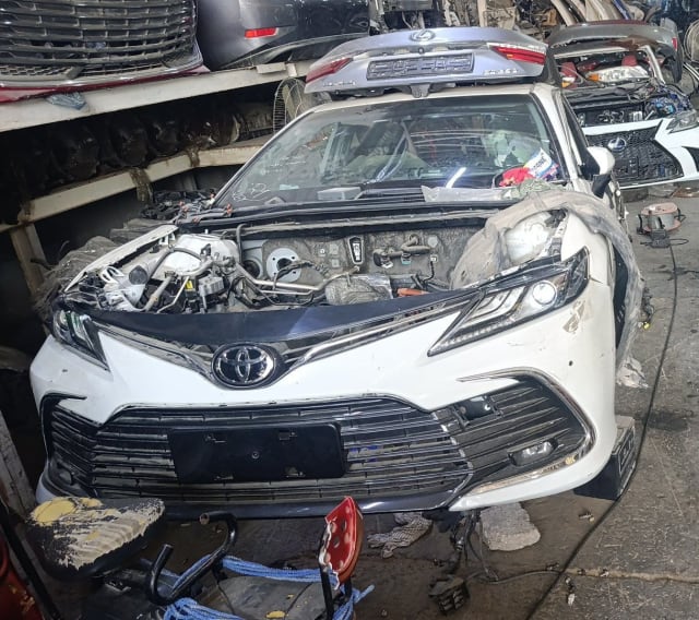 White Toyota Camry front halfcut — bumper, grille, headlights and open engine bay, Sharjah market