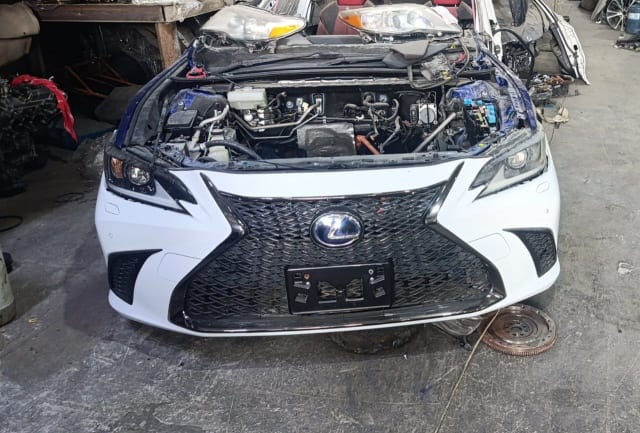 White Lexus ES front halfcut — spindle grille, bumper, headlights and engine bay, Sharjah market