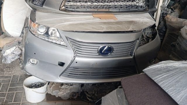 Silver Lexus ES sedan front halfcut — bumper, spindle grille, headlights and engine, Sharjah market