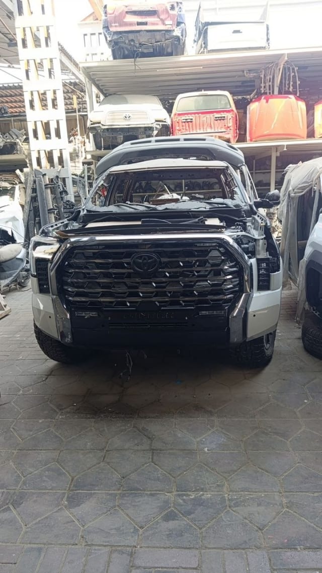 White Toyota Tundra pickup halfcut — grille, front bumper and headlights, Sharjah market