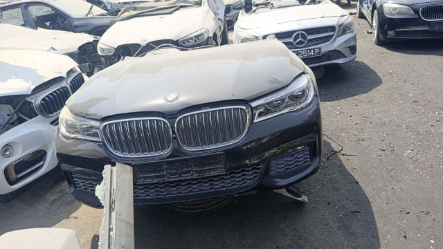 Black BMW 7-Series front halfcut — hood, kidney grille, LED headlights and bumper, Sharjah market
