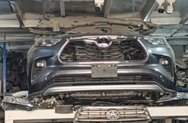 Dark grey Toyota Highlander SUV front cut — bumper, grille and headlights, Sharjah market
