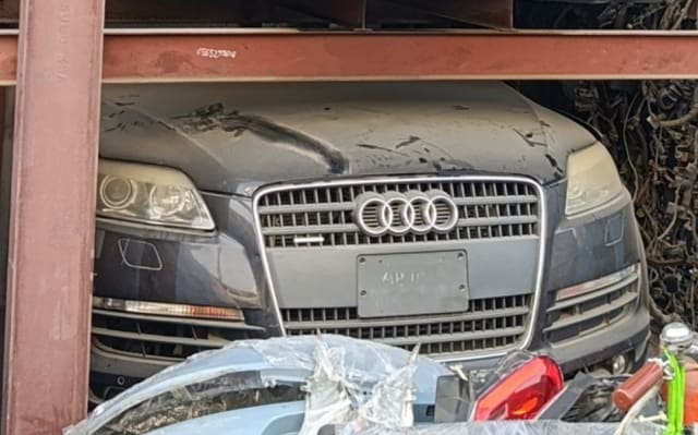Dark grey Audi Q7 SUV front halfcut — grille, headlights, hood and front bumper, Sharjah market