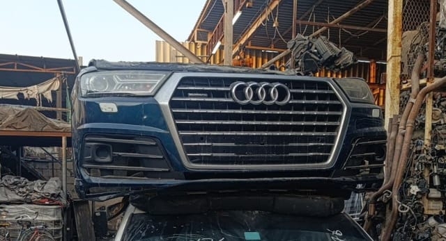 Dark blue Audi Q7 SUV front cut — bumper, grille, Audi rings and headlights, Sharjah market
