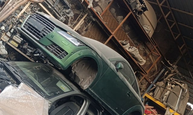 Green Audi Q5 front halfcut — bumper, single-frame grille, mirror and door, Sharjah market