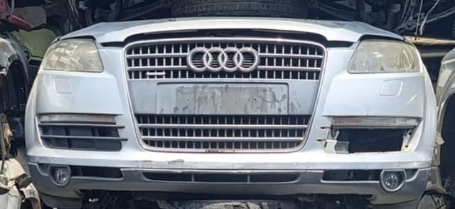 Silver Audi Q7 SUV front cut — grille, headlights, bumper and fog lamps, Sharjah market