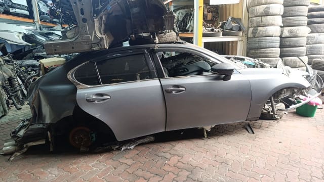 Silver-grey Lexus GS side halfcut — doors, side glass and rear quarter panel, Sharjah market
