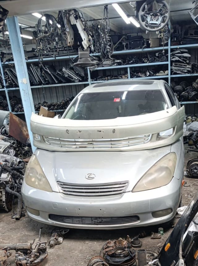 Silver Lexus ES 300/330 sedan front halfcut — headlights, grille, hood and bumper, Sharjah market