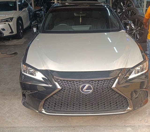 Black and silver Lexus ES sedan front cut — bumper, spindle grille, headlights and hood, Sharjah market