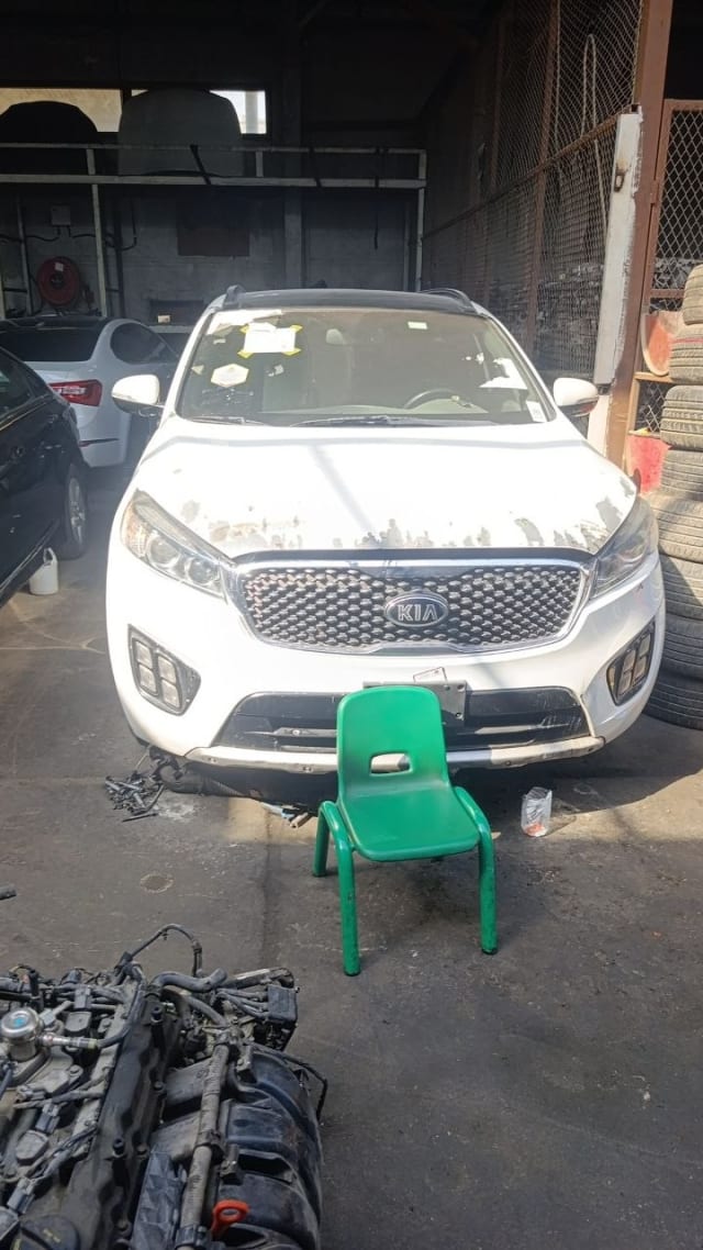 White Kia Sorento SUV front — grille, headlights and bumper with detached engine, Sharjah market