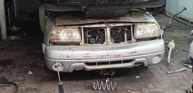 Silver Suzuki Grand Vitara front halfcut — bumper, headlights, grille and radiator, Sharjah market