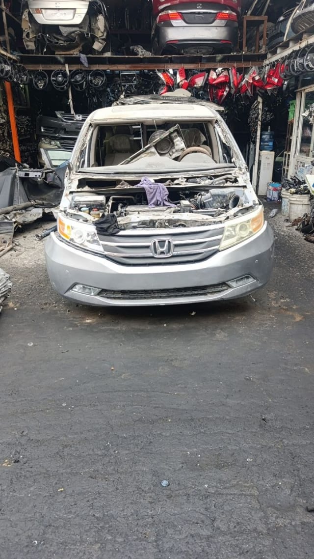 Silver Honda Odyssey minivan front halfcut — bumper, grille, headlights and engine bay, Sharjah market