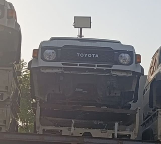 Silver-grey Toyota FJ Cruiser front halfcut — grille, headlights and radiator support, Sharjah market