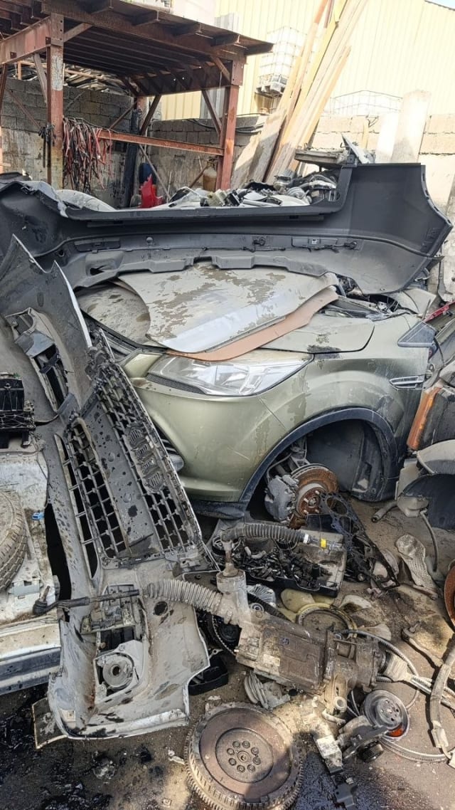 Green Ford Kuga/Escape halfcut — headlight, hood, grille, bumper and engine parts, Sharjah market